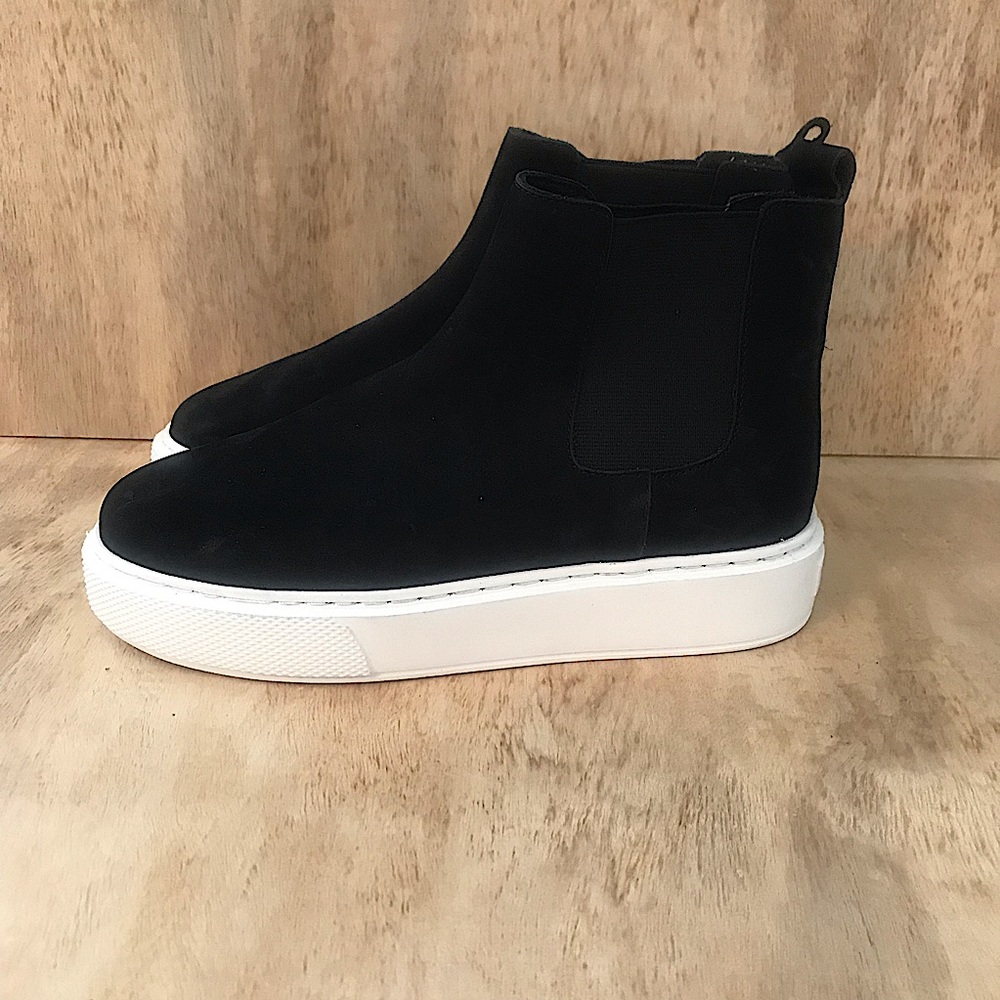 J/Slides Women’s High-Top Black Sneakers. Size: 7
